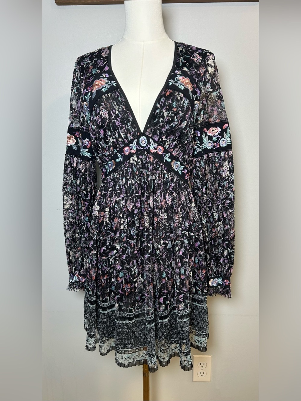 Free People cherry blossom Mini Dress size 6 Embroidered lace boho floral - Picture 2 of 16